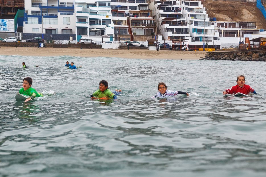 Clases de surf grupales Escuela de Tablas Olas Perú