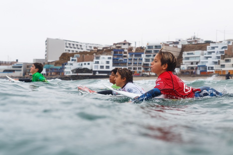 Clases de surf grupales Escuela de Tablas Olas Perú