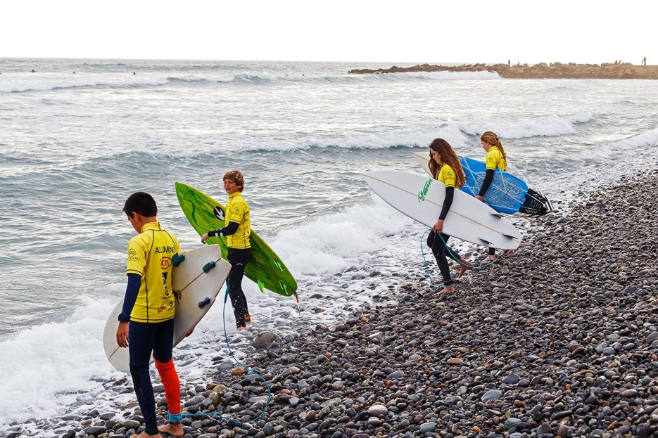 Clases de surf coaching b Escuela de Tablas Olas Perú