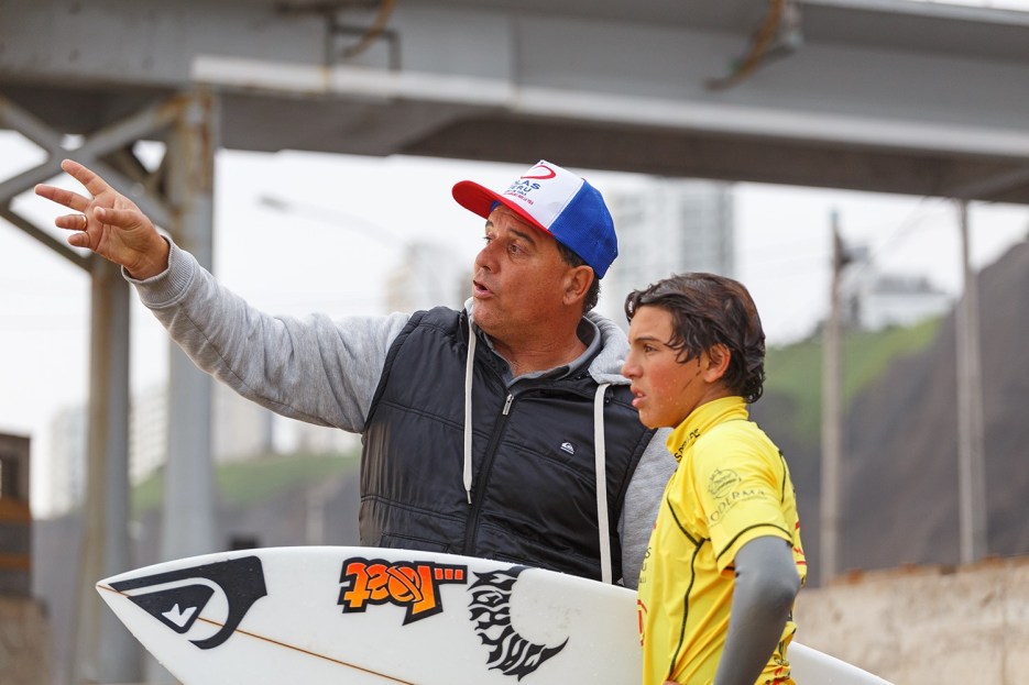 Clases de surf coaching b Escuela de Tablas Olas Perú