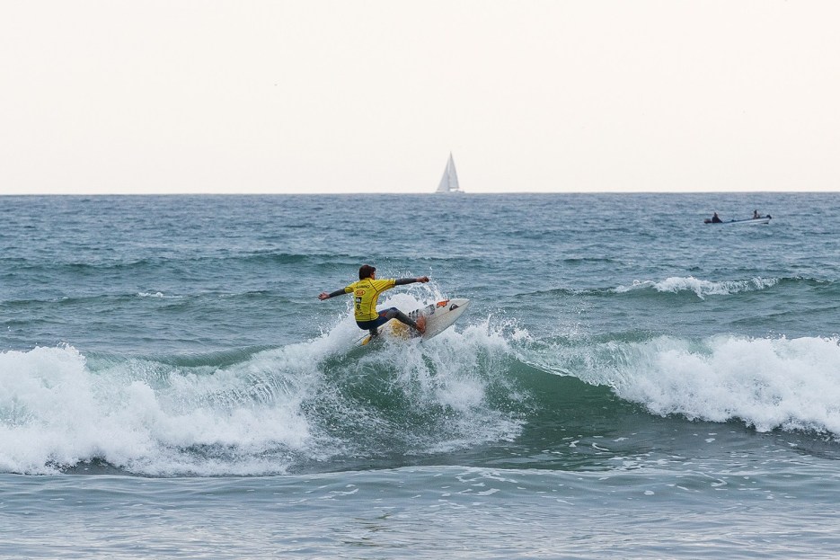 Clases de surf coaching b Escuela de Tablas Olas Perú