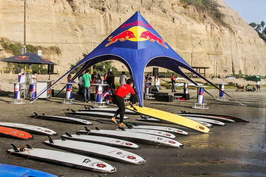 Clases de surf Empresariales Escuela de Tablas Olas Perú