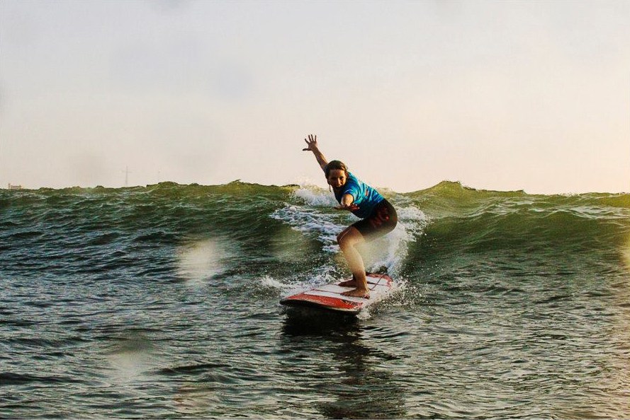 Clases de surf Empresariales Escuela de Tablas Olas Perú