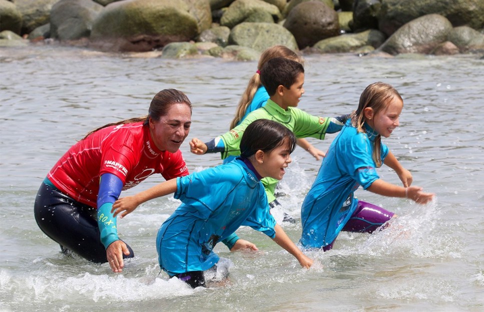 Clases de surf Mini Groms Escuela de Tablas Olas Perú