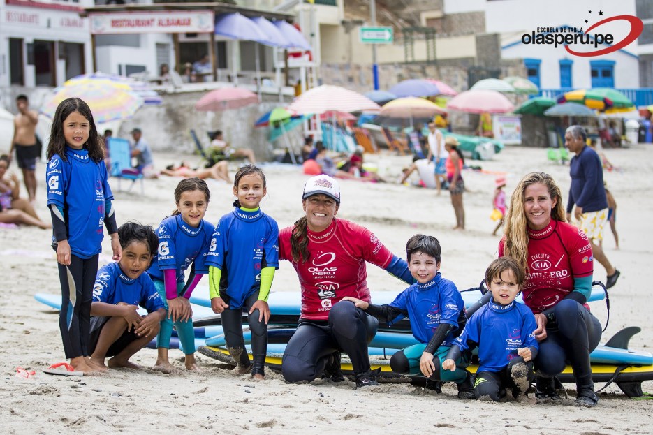 Clases de surf Mini Groms Escuela de Tablas Olas Perú