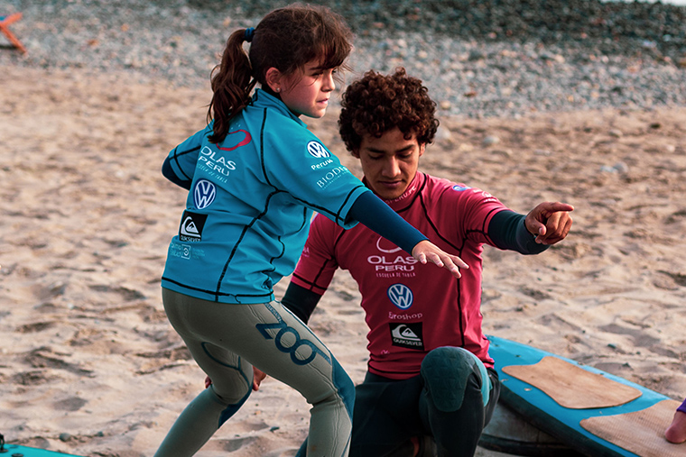 Misión Escuela de Tablas Olas Perú