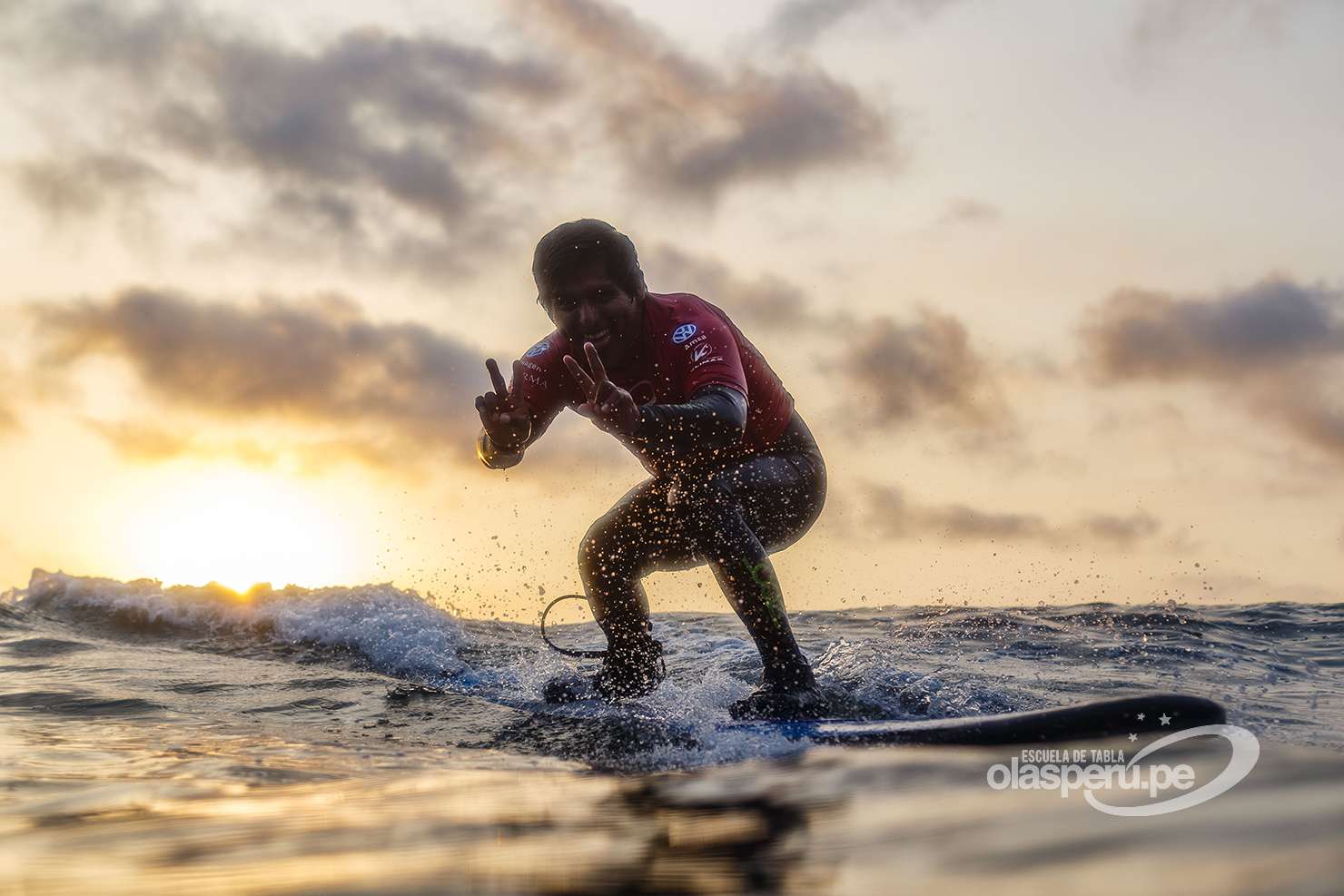 Clases de surf privadas Escuela de Tablas Olas Perú
