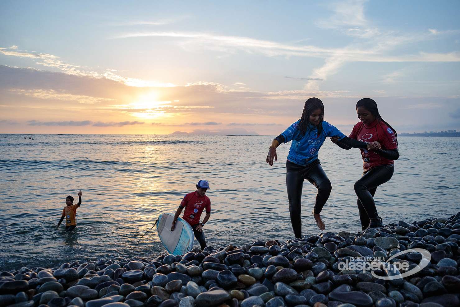 Clases de surf privadas Escuela de Tablas Olas Perú