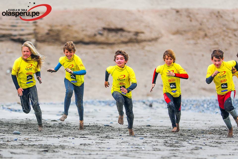 Clases de surf para Surfcamp Escuela de Tablas Olas Perú