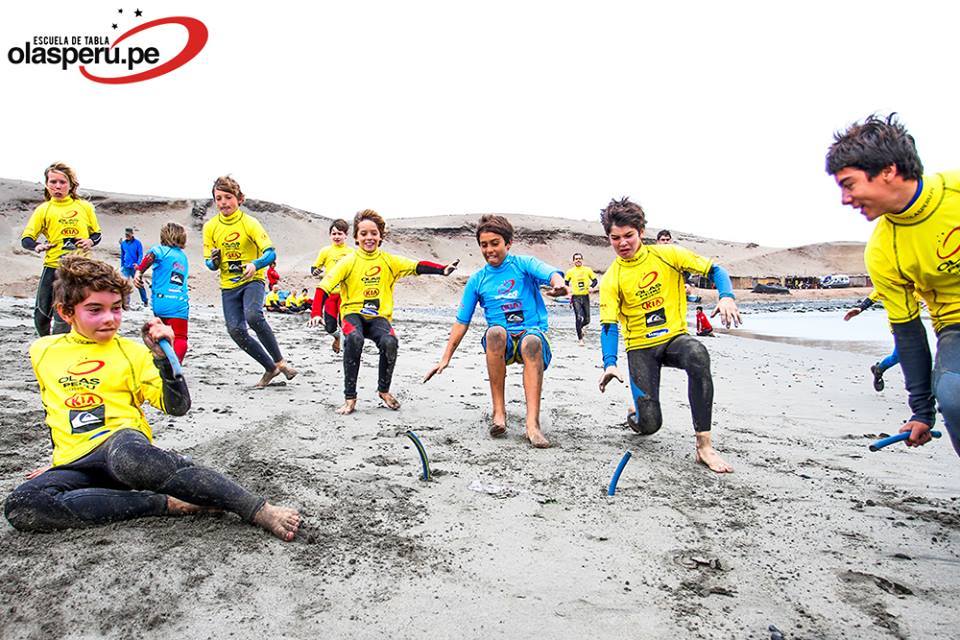 Clases de surf para Surfcamp Escuela de Tablas Olas Perú