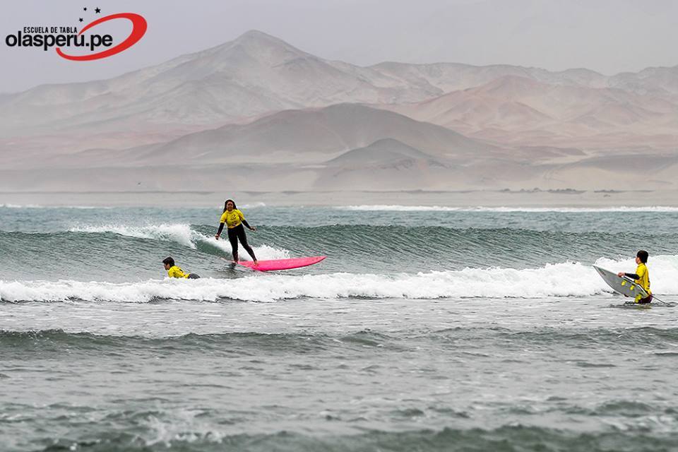 Clases de surf para Surfcamp Escuela de Tablas Olas Perú