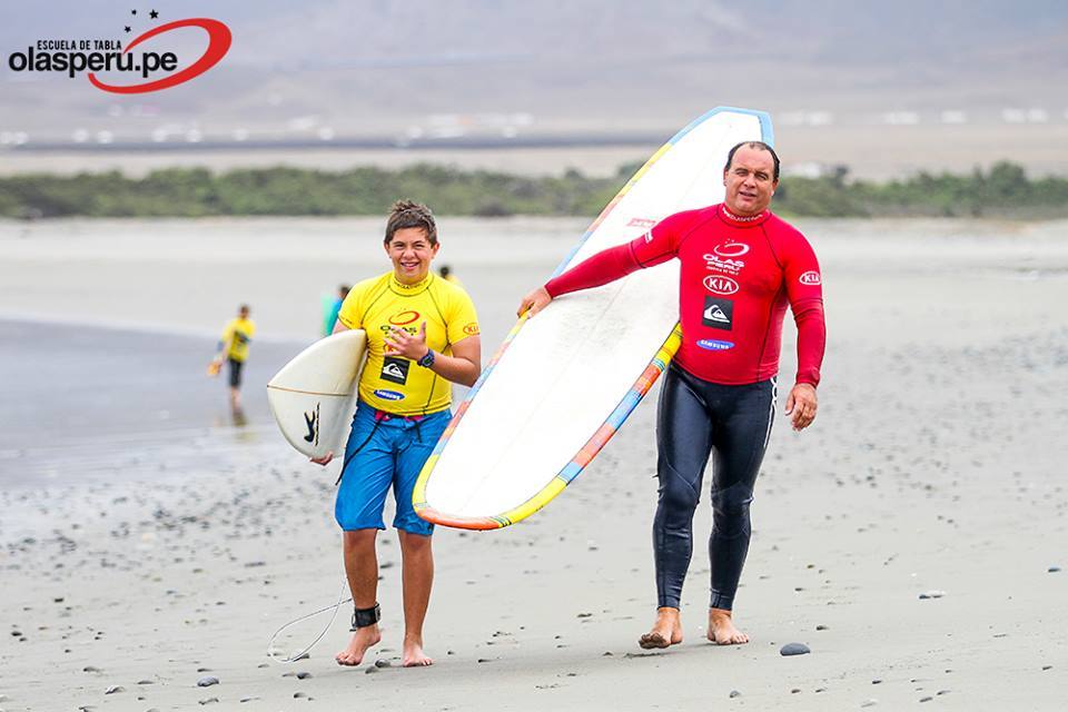 Clases de surf para Surfcamp Escuela de Tablas Olas Perú