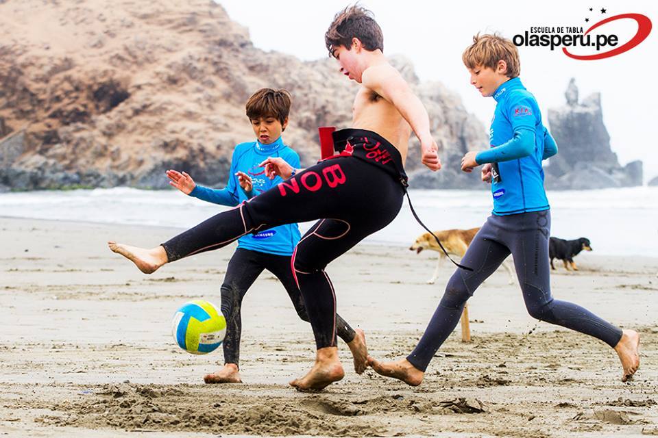 Clases de surf para Surfcamp Escuela de Tablas Olas Perú