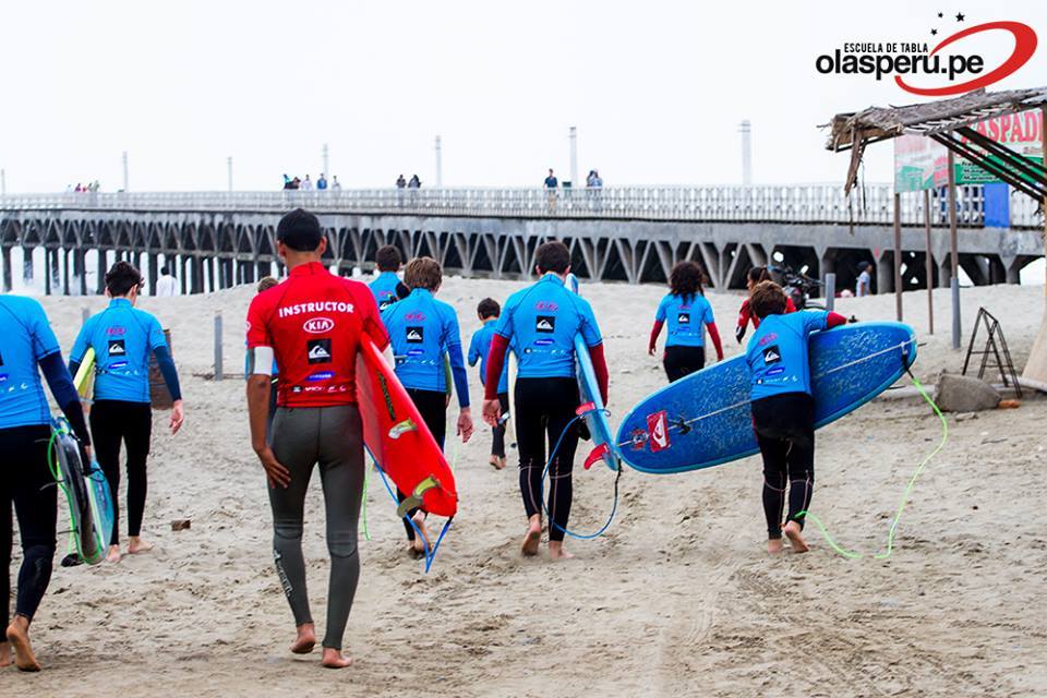Clases de surf para Surfcamp Escuela de Tablas Olas Perú
