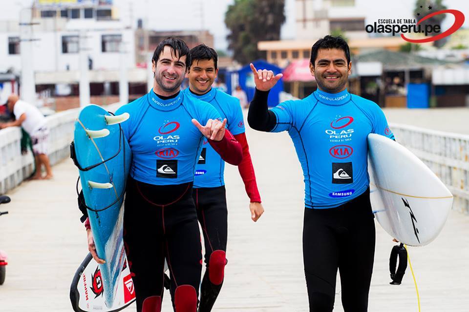 Clases de surf para Surfcamp Escuela de Tablas Olas Perú