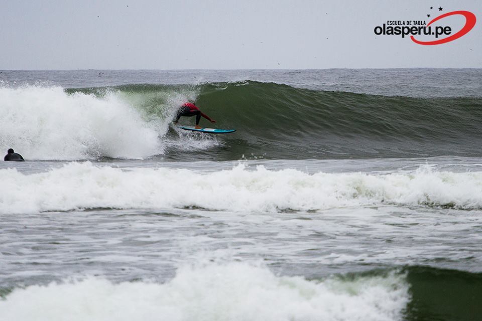 Clases de surf para Surfcamp Escuela de Tablas Olas Perú