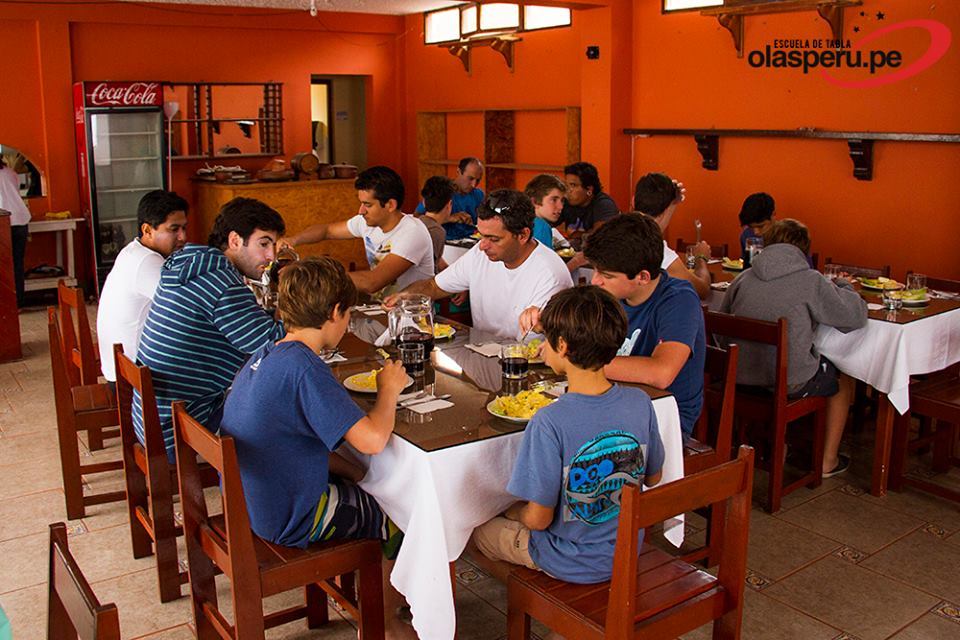 Clases de surf para Surfcamp Escuela de Tablas Olas Perú