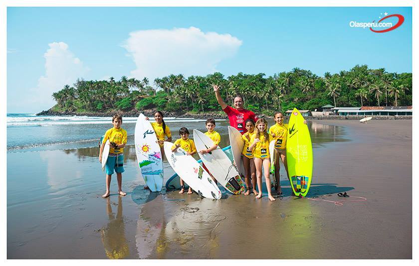 Clases de surf para Surftrips Escuela de Tablas Olas Perú
