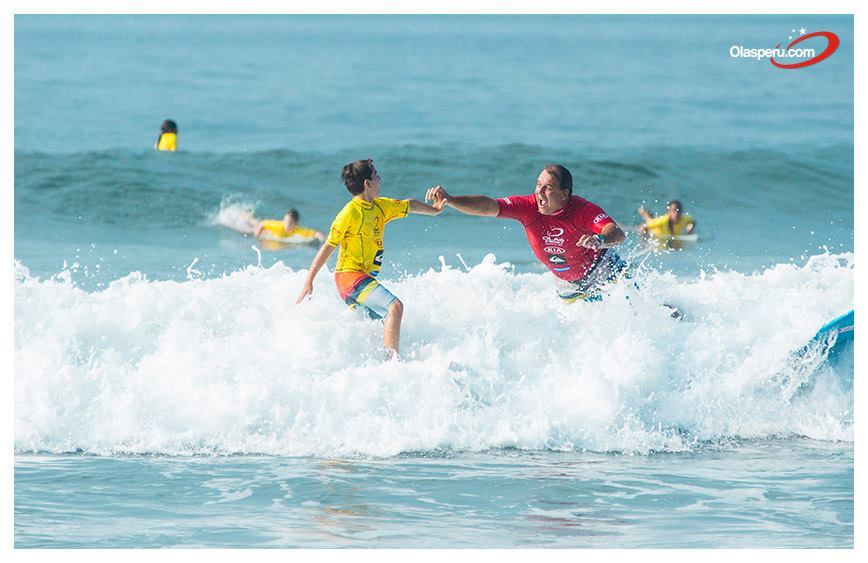 Clases de surf para Surftrips Escuela de Tablas Olas Perú