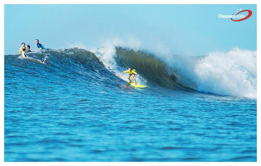 Clases de surf para Surftrips Escuela de Tablas Olas Perú