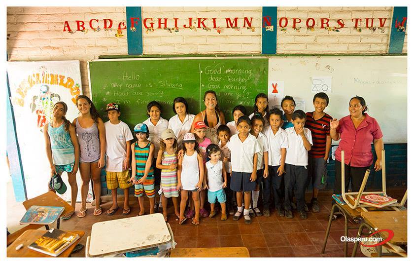 Clases de surf para Surftrips Escuela de Tablas Olas Perú