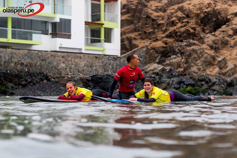 Clases de surf para turistas Escuela de Tablas Olas Perú