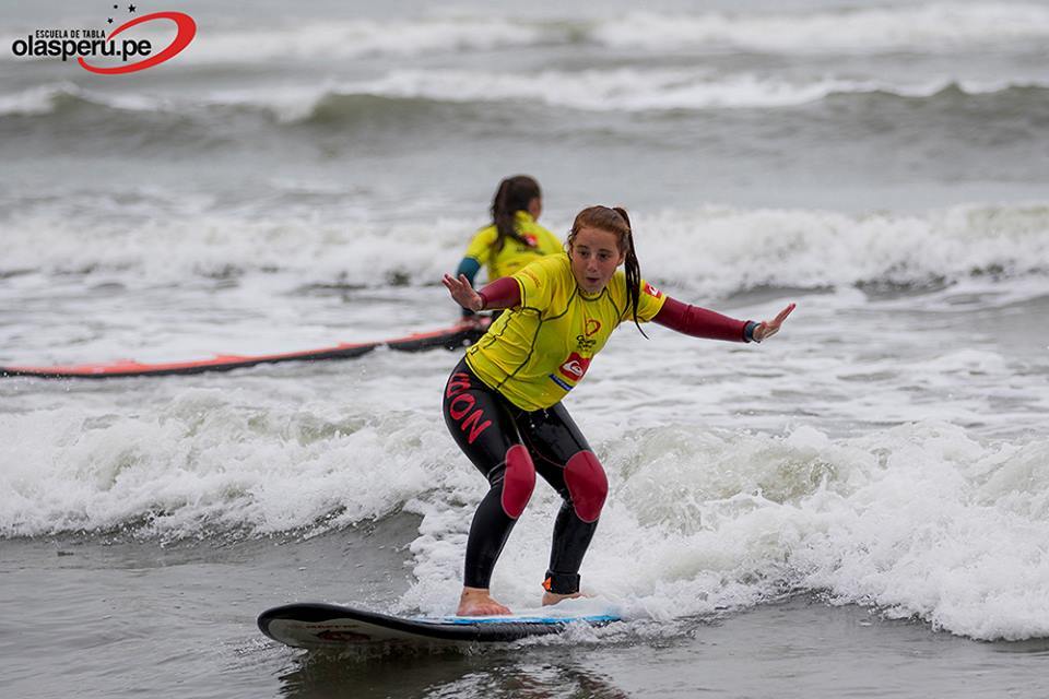 Clases de surf para turistas Escuela de Tablas Olas Perú
