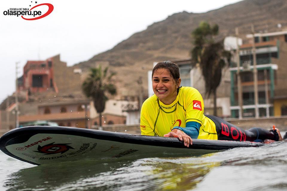 Clases de surf para turistas Escuela de Tablas Olas Perú