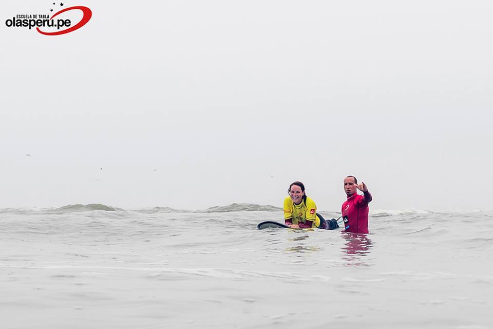Clases de surf para turistas Escuela de Tablas Olas Perú
